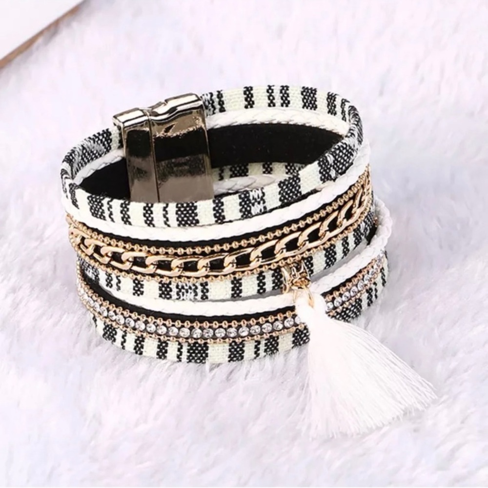 Trendy black and white NWT bracelet